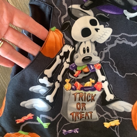 Disney Halloween scrub top sz small - Picture 4 of 9